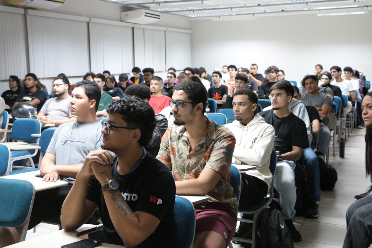 Alunos observam atentamente à apresentação da empresa Efizi na UCL.