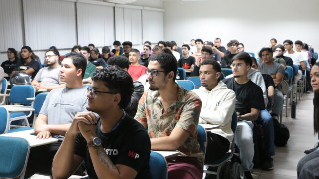 Alunos observam atentamente à apresentação da empresa Efizi na UCL.